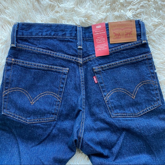 Levi’s Wedgie Fit High Waisted Jeans - Picture 4 of 7